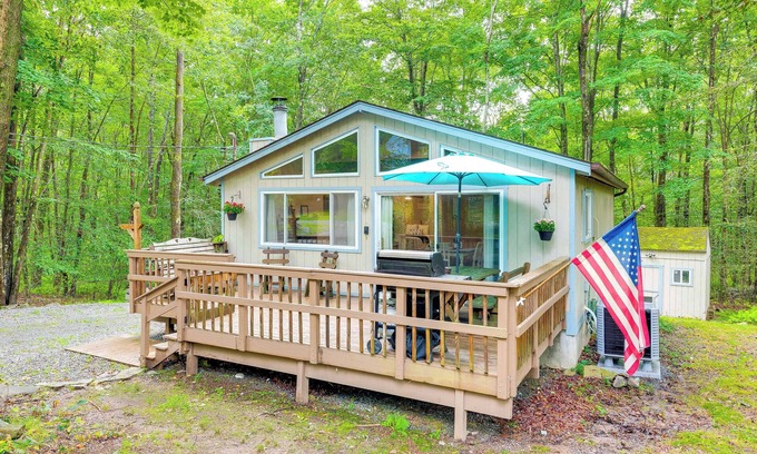 Pocono Lake Cabaña | Deck & Fire Pit: Pet-Friendly Pocono Lake Abode!