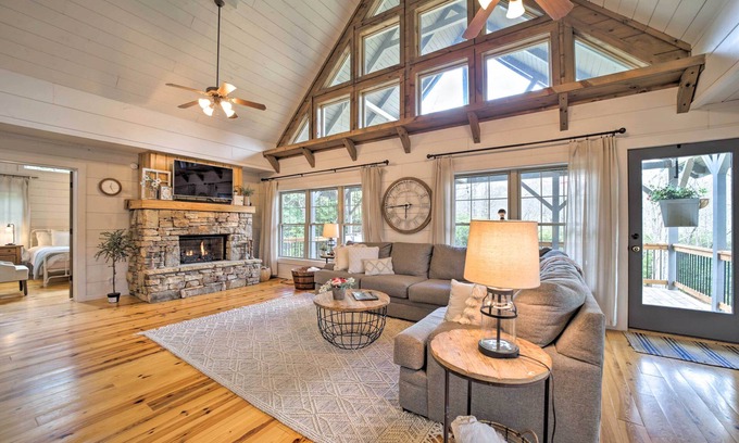 Lake Toxaway Casa | Deck + Fire Pits: Lake Toxaway Getaway!
