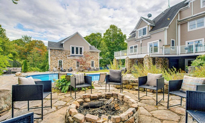 Belmont Casa | Casa Belmont con piscina - ¡5 minutos a Winnipesaukee!