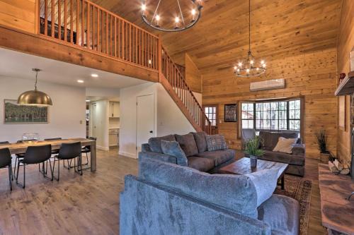 Pine Casa | Deck, Games and Fire Pit Modern Pine Cabin!