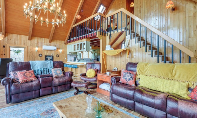 Vernon Apartamento | Deck, Mountain Views: Colorful Retreat in Vernon!