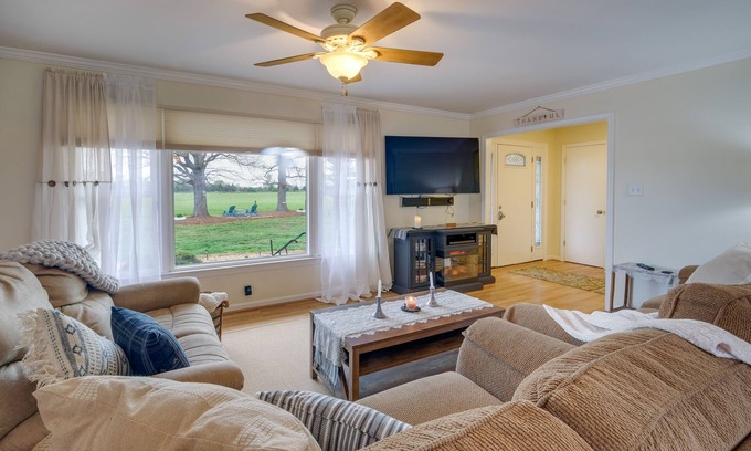 Bealeton Casa | Bealeton Farmhouse Vacation Rental w/ Fire Pit