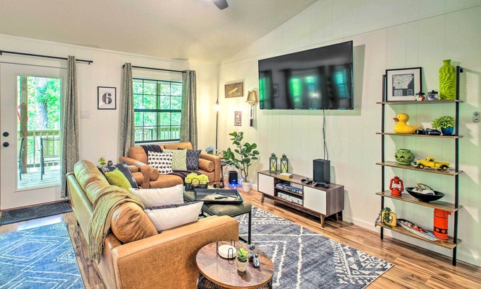 Jones Mills Casa | Deck & Resort Amenities: Hot Springs Home!