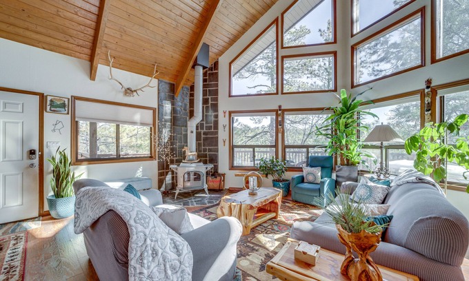 Munds Park Cabina | Deck & Scenic Views: Munds Park Cabin!