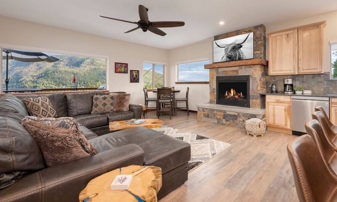 Grand Lake Cabina | Deck w/ Expansive Mountain Views, Pool Table - New Construction, Close to Town