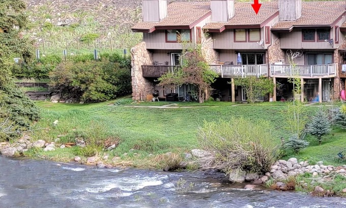 Vail Condominio | Deck w/ Grill On Gore Creek, 4-BR, Pet Friendly, Steps from Free Bus Stop - Great Value!