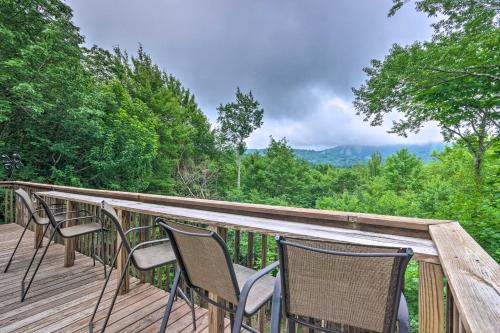 Beech Mountain Casa | Decks and Scenic Views Beech Mountain Cabin!