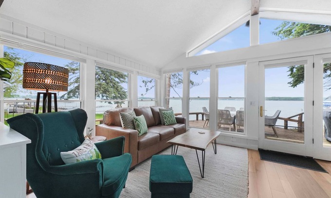 Lake Township Casa | Deckside Dreams on Crystal Lake