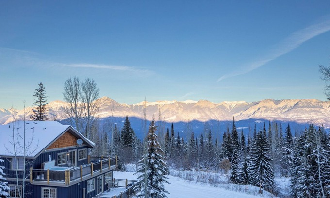 Golden Condominio | Deckview: 2-bedroom top floor condo with hot tub and mountain views