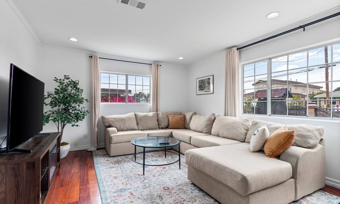 Monterey Park Casa | Deco Casa: Cozy Gated Modern Spanish Family Home - 3 min drive to I-10