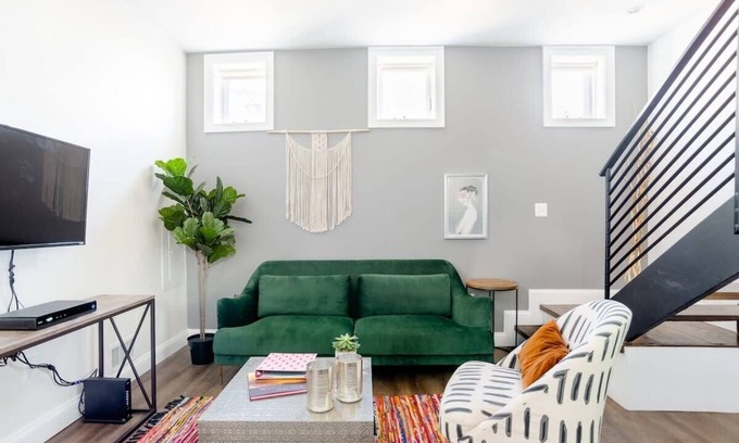 Le Droit Park Casa | Decompress in the Zen Surroundings of a Cozy Carriage House