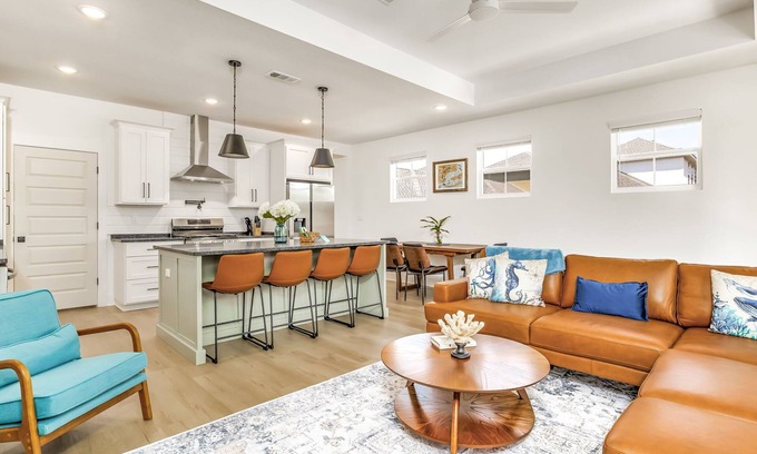 South Pensacola Casa | Decompression Zone - Modern Downtown Retreat