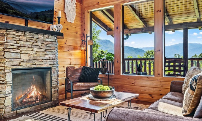 Gatlinburg - Pigeon Forge Cabina | 💕Private, Luxury Getaway! Amazing Mountain Views/Game Room/Theater Room/Hot Tub