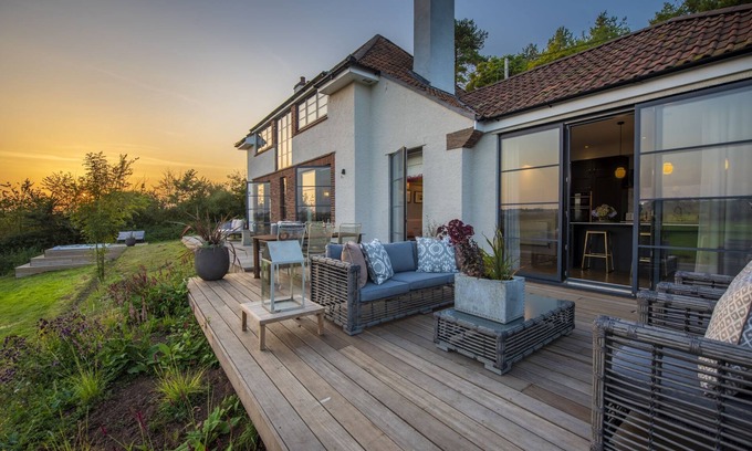 Dundon Casa | Decoy Farm House - a house that sleeps 6 guests in 3 bedrooms