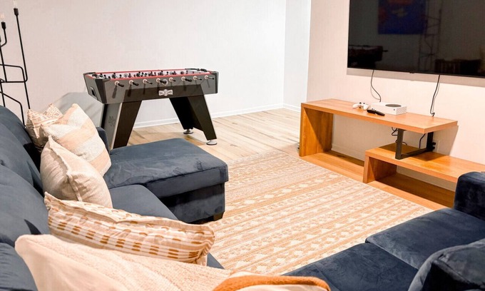 New Irving Park Casa | Dedicated Office, Xbox, Spacious
