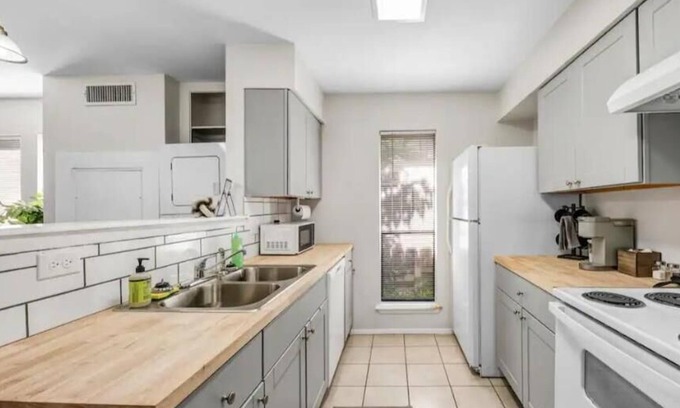 Southwood Valley Apartamento | Deep Blue + Pet Friendly + Newly Renovated