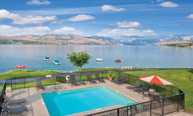 Chelan Complejo | Profundo, claro, lago de montaña que brilla en el sol!