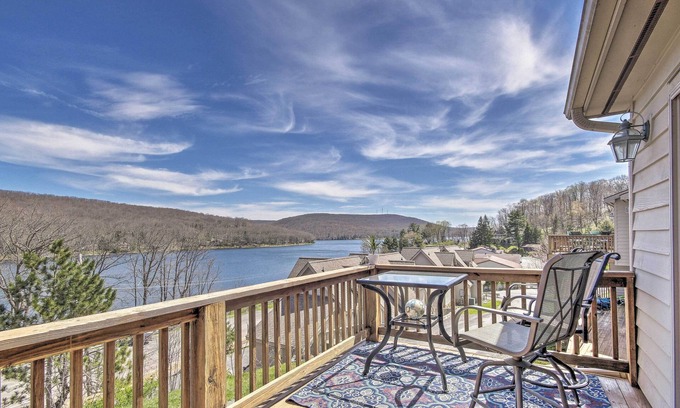 Thayerville Casa | ¡NUEVO! Deep Creek Lake Townhome w / cubierta y vistas al agua