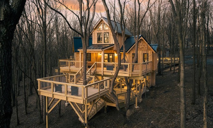 McHenry Casa | Deep Creek Lake Tree House with Hot Tub