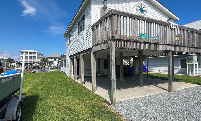 Surf City Cabaña | Deep-Water Canal Front Coastal Cottage Only Steps to the Beach & Pet Friendly!