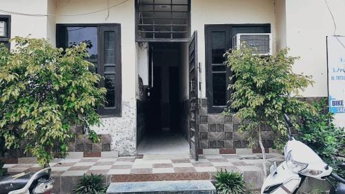 Amritsar Hotel | DEEPAK HOMESTAY & PALACE - Near Celebration Mall & Market - In Budget Rooms