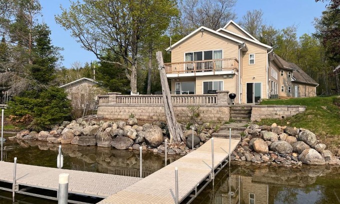 Stambaugh Casa | Deepwater Lodge Chicaugon Lake!