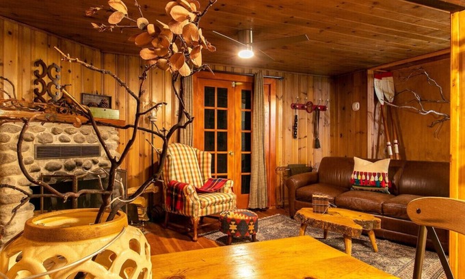 Idyllwild Cabina | Deer Bed Den / Blue Door at 11 Chimneys