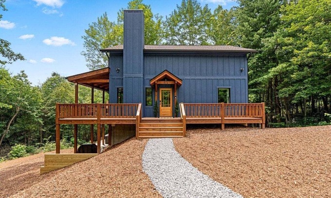 Hendersonville Casa | Deer Creek Cabin private new home near Hendersonville w/hot tub, fireplace, free Biltmore pass