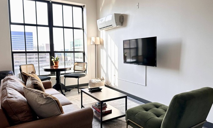 Westown Apartamento | Deer District Studio Apt JC10 - One Block from Fiserv and Baird