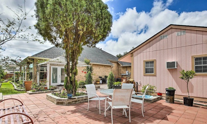Deer Park Apartamento | Deer Park Studio w/ Garden Patio, 14 Mi to Kemah!