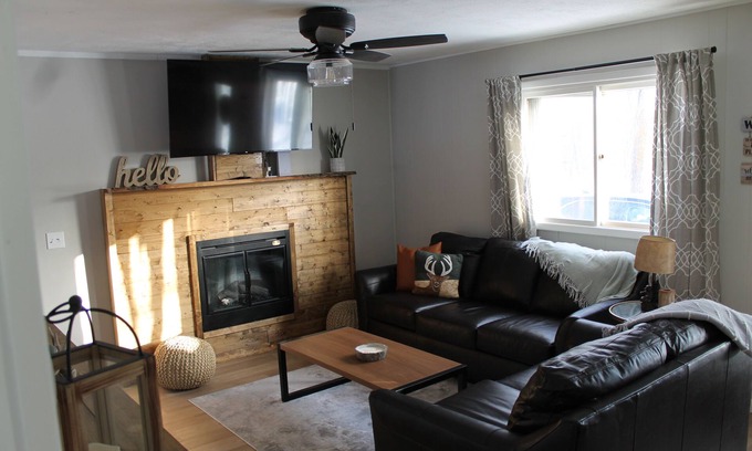 Johannesburg Cabina | Deer-View Cabin - Remodeled Cabin with Spacious Yard and Cozy Living