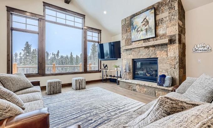 Baldy Mountain Casa | Deere Retreat Home Hot Tub Stylish