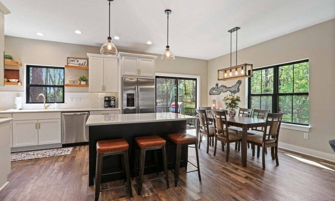 Indian Hills Casa | Deerpath Hill |Brand New Home |6 Re-Usable Passes to Fontana Beach Included (Less than a Mile Away)