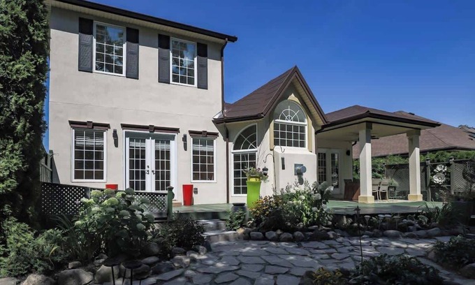 Historic Old Town Apartamento | Deerview Suite - A sweet nature escape in NOTL