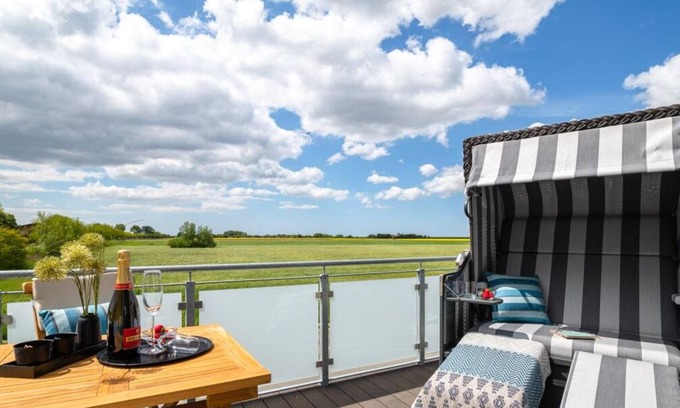 Westerdeichstrich Apartamento | Deichblick - balcony with beach chair, 2 bedrooms, shower