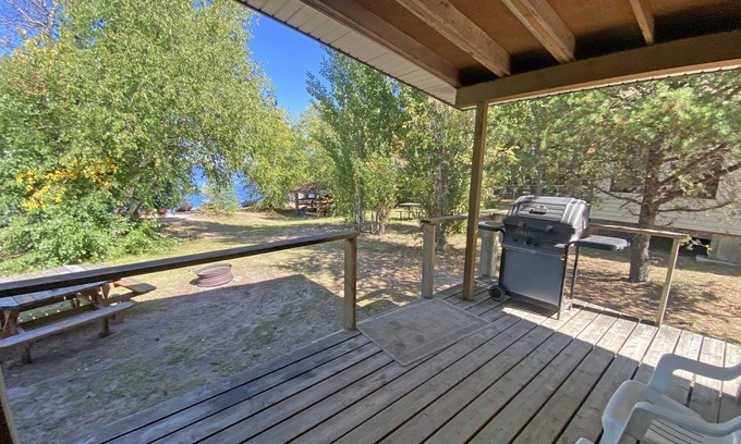 Manitoba Cabina | "Deja Blue" Breezy beachfront bliss!