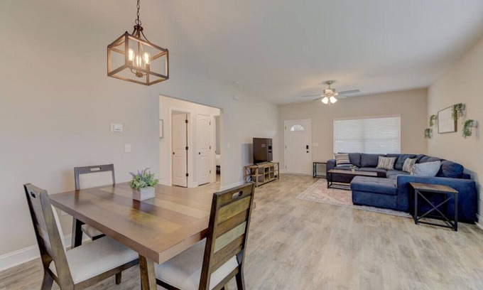 Cayce Casa | Deja Blue by Heartwood | 10 Mins to Downtown