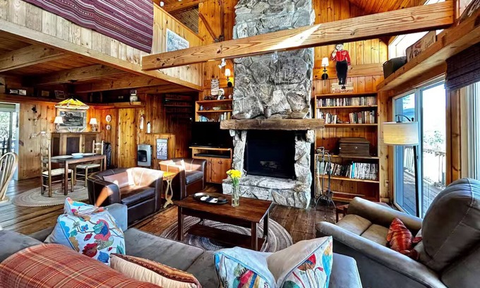 Scaly Mountain Cabina | Deja View Lodge: Highlands 12 Acre Private Estate