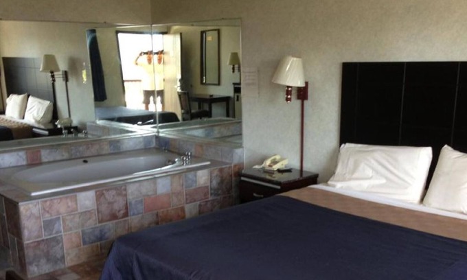 Delthorne Hotel | Del Amo Inn