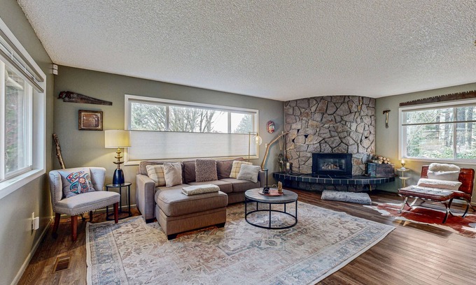 Stevenson Casa | Del Ray Retreat | Dog-friendly house in Stevenson with deck & 2 fireplaces