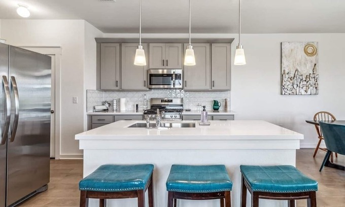 Del Valle Casa | Del Valle · Pit Stop Retreat | Sleeps 10