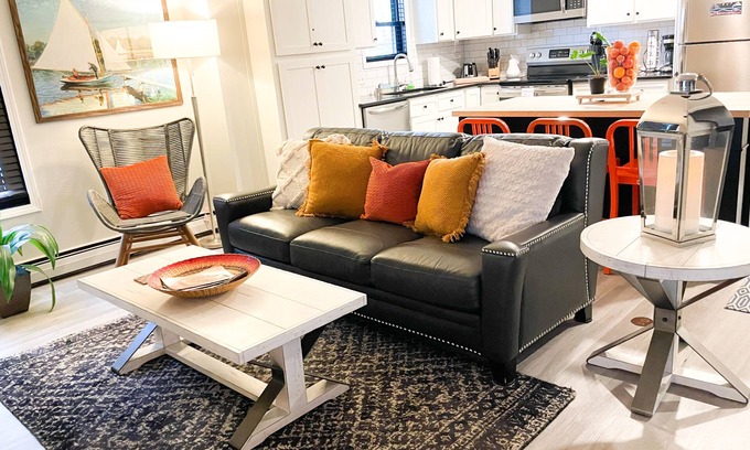 Delafield Apartamento | Delafield Darling King Suite + Bonus Queen Downtown & Dreamy