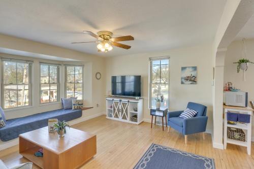 Delafield Apartamento | Delafield Vacation Rental Near Lakes and Parks!