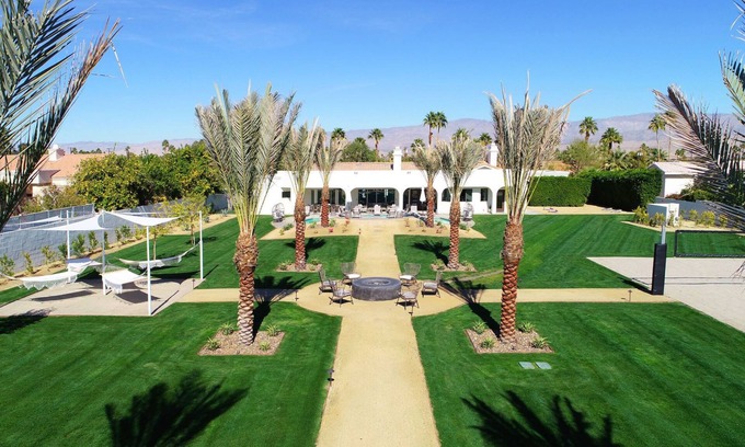 Palm Desert Casa | * Nueva propiedad moderna * Amplio patio trasero, piscina / spa, juegos, ideal para el entretenimiento.