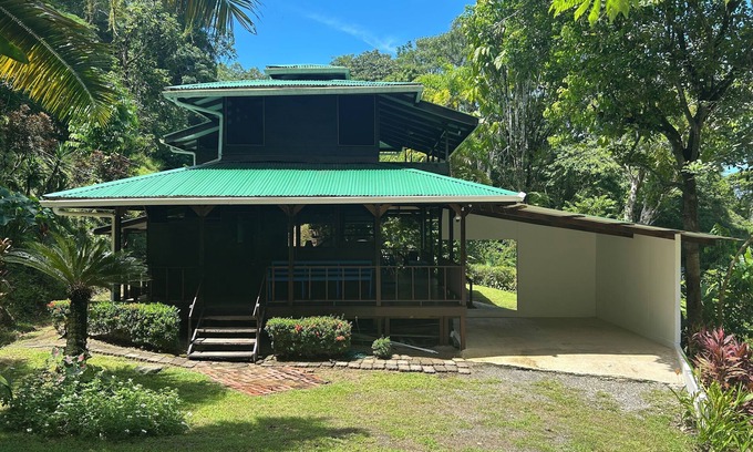 Ballena Cabina | Delfín del Sendero - 2-bedroom Beachfront Cabin in Playa Ballena with WiFi