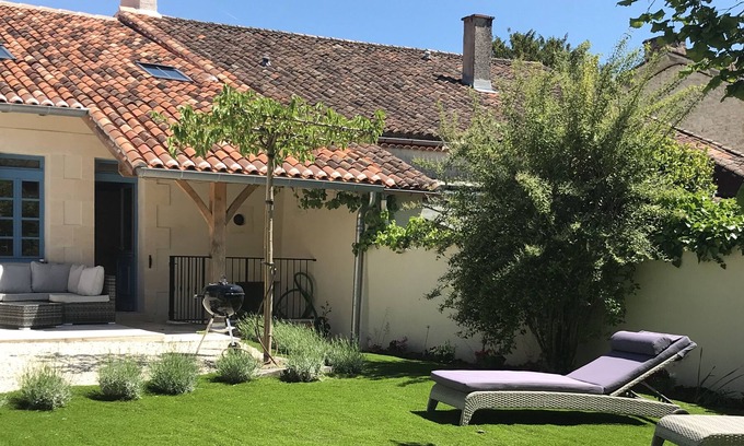 Aubeterre-sur-Dronne Casa | Deliciosa casa en el corazón de un pueblo protegido. Servicios de alta gama.