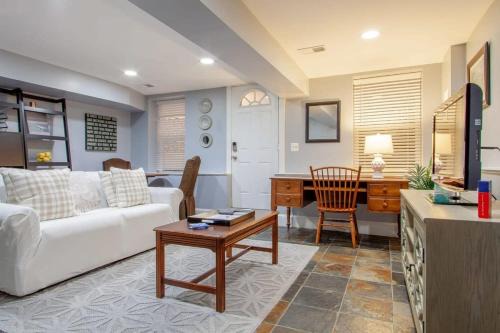 Near Northeast Casa | Delightful 1-BR Accommodations Nearby METRO