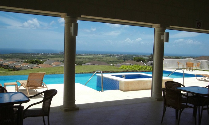 Vuemont Apartamento | Encantador apartamento de 2 dormitorios con vistas al mar y a la piscina en la parte delantera y trasera