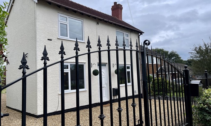Cannock Casa | Delightful 2 bed detached home with secure parking