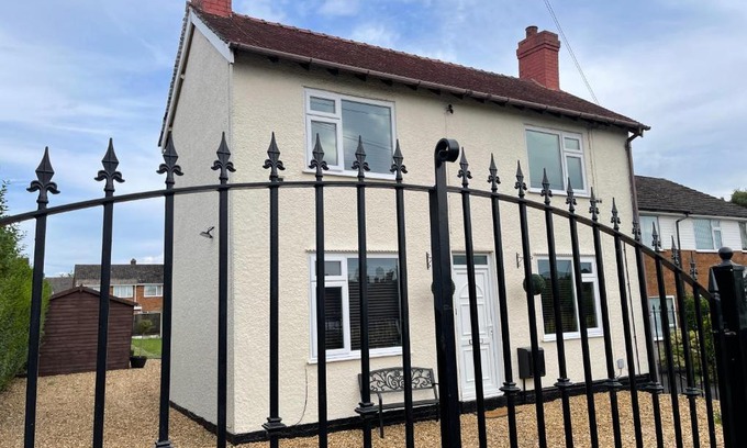 Cannock Casa | Delightful 2 bed detached home with secure parking
